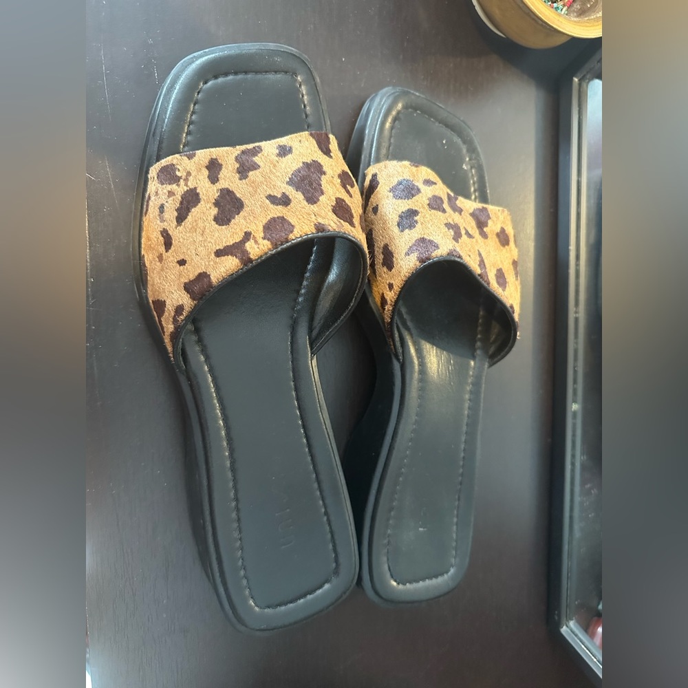 Unisa faux animal print women’s sandal. Size 9. Vintage lightly worn.